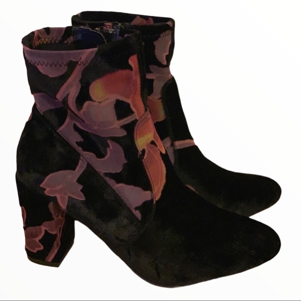 Steve Madden size 9 black crushed velvet boots